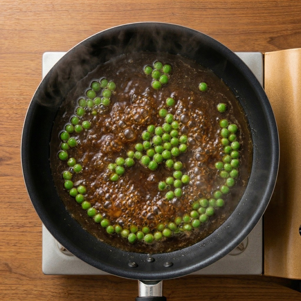 이연복 계란덮밥 레시피 4단계: 굴소스와 미림을 넣은 특제 단짠 덮밥 소스 끓이기