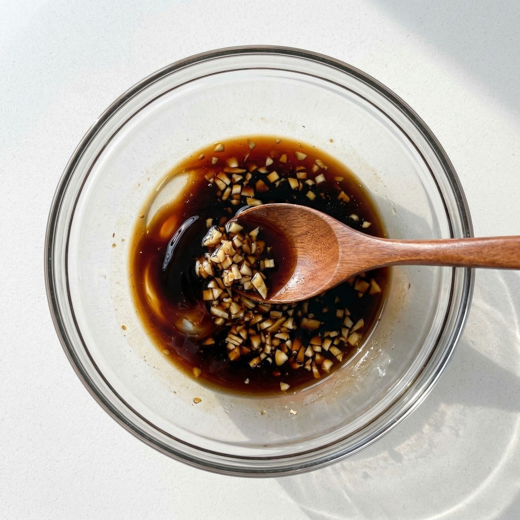 공심채 무침 양념장: 간장, 식초, 다진마늘, 굴소스를 섞어 이연복 만능 소스를 만드는 모습