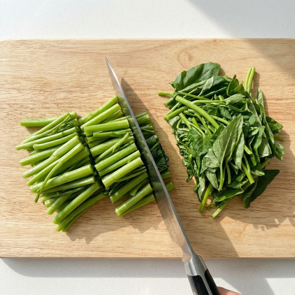 모닝글로리 손질: 공심채를 5cm 길이로 썰어 익는 속도가 다른 줄기와 잎을 분리하는 과정