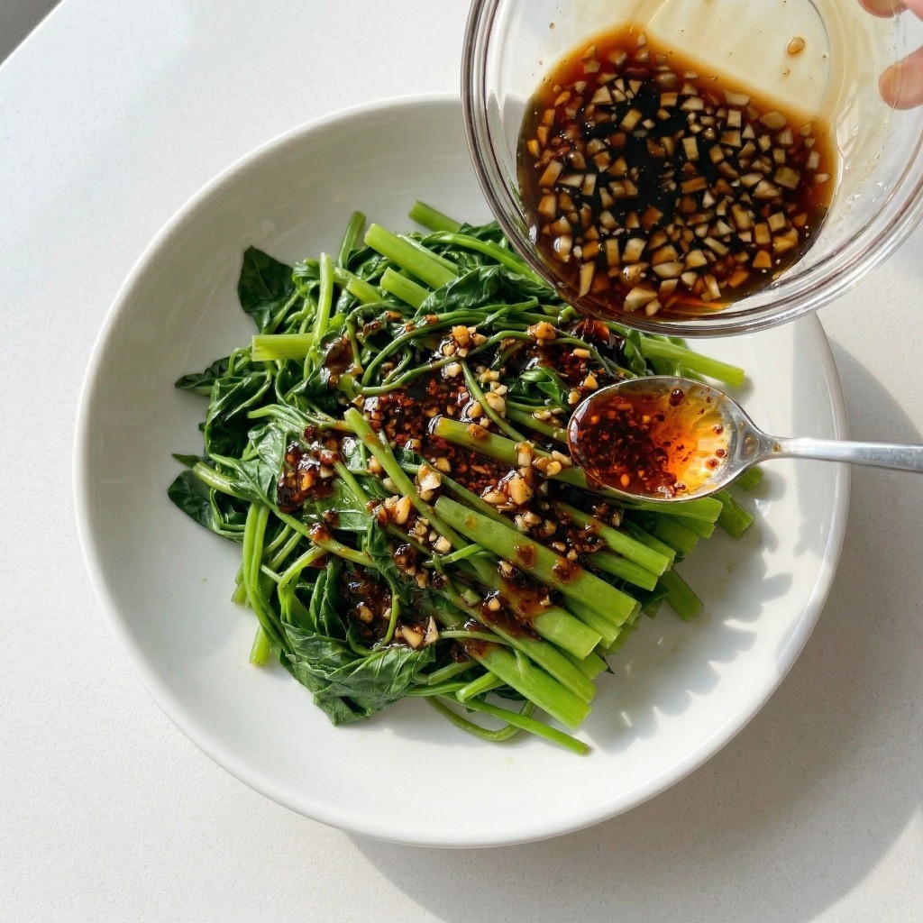 이연복 공심채 무침 레시피 완성: 공심채 위에 특제 소스와 풍미를 더하는 고추기름을 뿌리는 모습