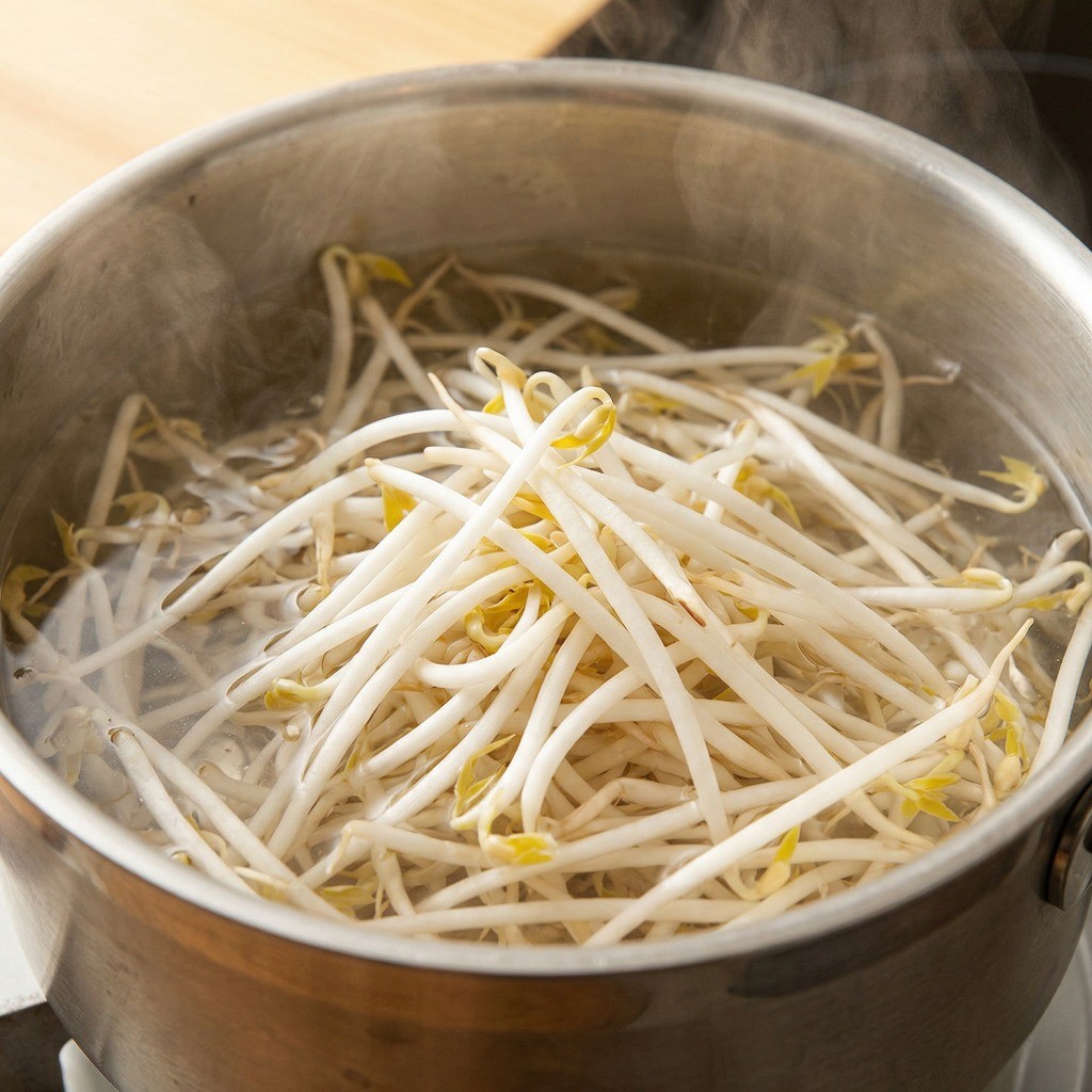 끓는 물에 아삭한 식감을 살려 숙주나물을 데치는 조리 과정