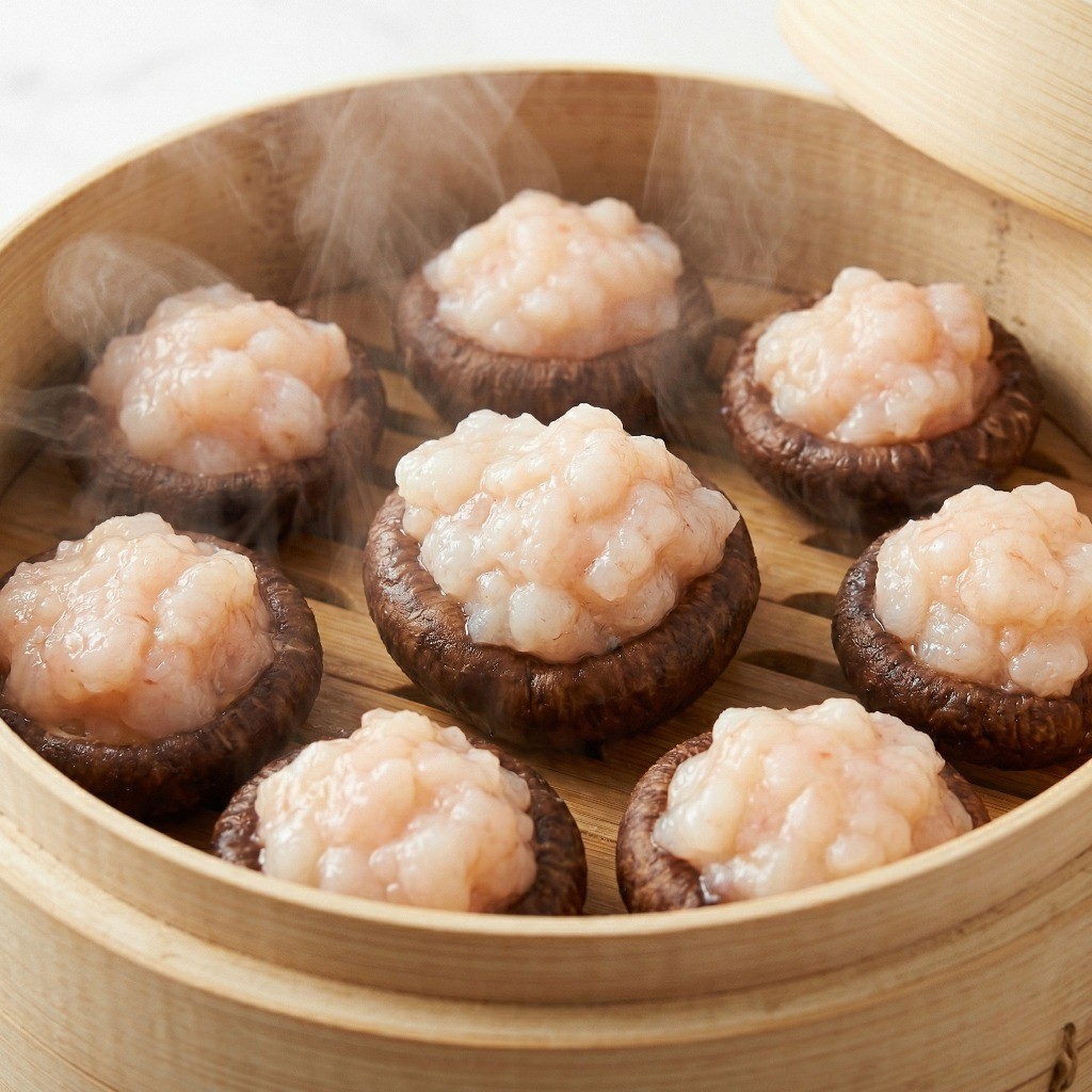 어향동고 찜기에 찌기 - 새우를 채운 표고버섯을 찜기에 넣고 10~12분간 쪄내는 모습