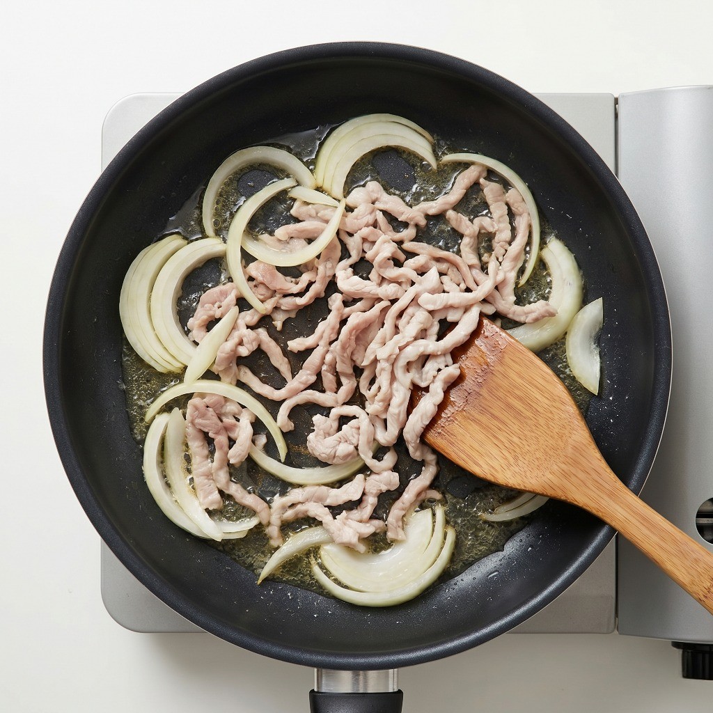 이연복 레시피 3단계 - 볶은 돼지고기에 간장으로 불맛 내고 청양고추로 매운맛 추가하기