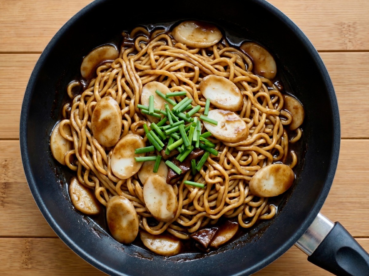 이연복 셰프의 초간단 짜장 라볶이 완성 사진 - 남은 떡국떡과 짜장라면 활용 요리