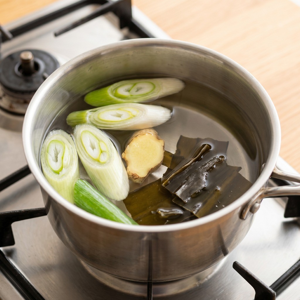 연두부 새우탕 육수 내기 - 냄비에 물, 대파, 생강, 자른 다시마 넣기