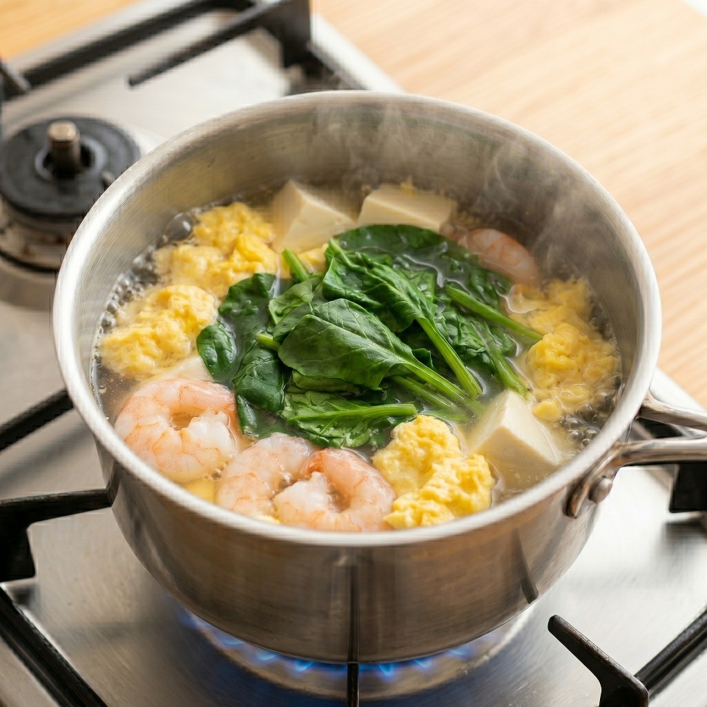이연복 연두부 새우탕 끓이기 - 새우, 연두부, 스크램블 에그, 시금치를 넣고 끓이는 과정