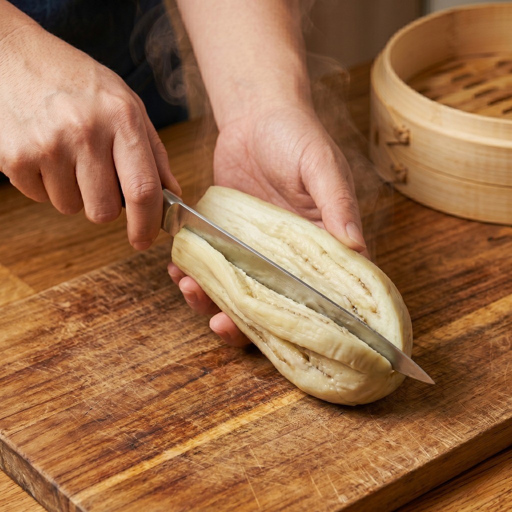 장어덮밥 모양 만들기 꿀팁: 쪄낸 가지 안쪽에 세로로 칼집을 내어 장어처럼 넓게 펴는 모습