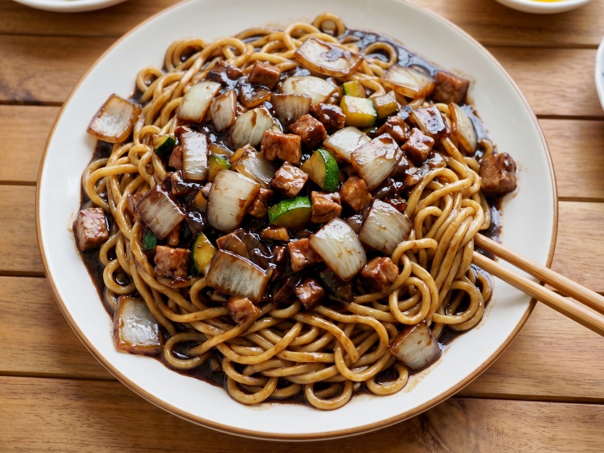 이연복 셰프의 짜장라면을 활용한 쟁반 간짜장 완성 요리