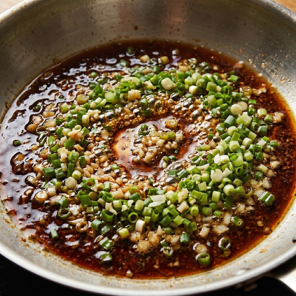 파기름에 물, 미림, 굴소스, 액젓을 넣고 감칠맛 나는 중화풍 양념장 끓이기