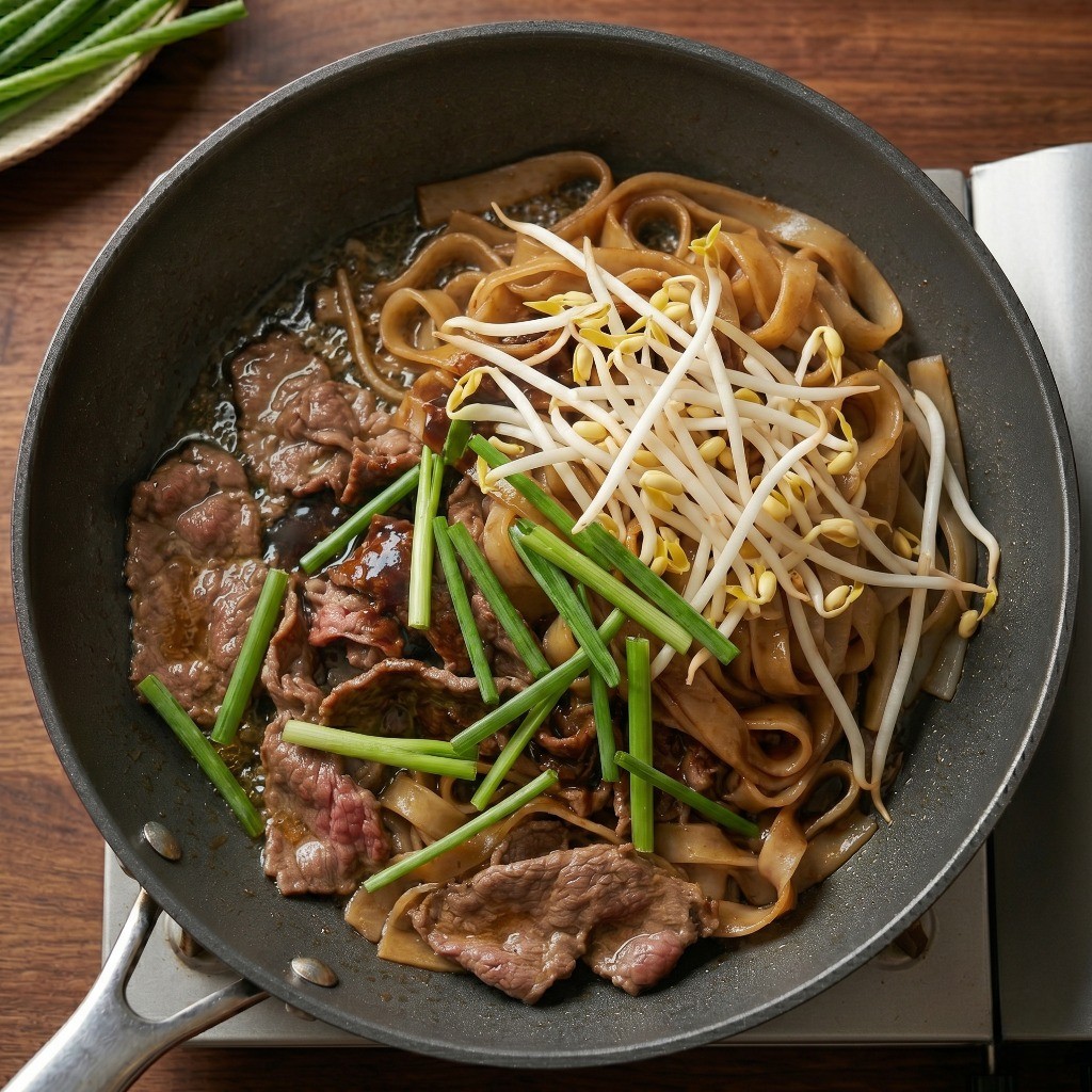 아삭한 숙주와 쪽파를 듬뿍 넣고 볶아 소고기 볶음 쌀국수를 마무리하는 단계