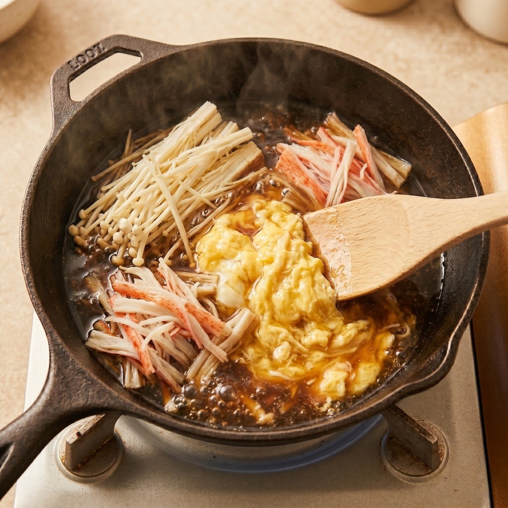 계란덮밥 소스를 끓이며 걸쭉하고 부드럽게 몽글몽글 익히는 과정