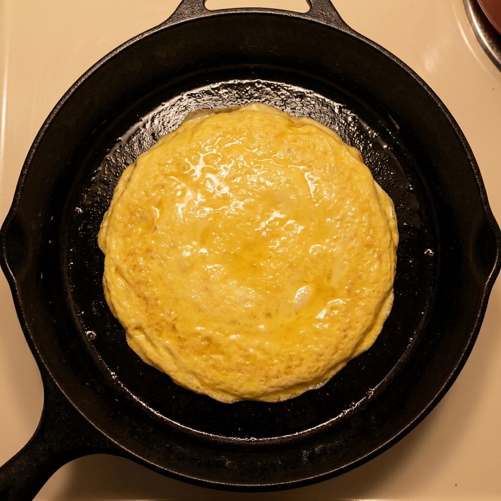 프라이팬에 계란물을 얇고 넓게 부어 오므라이스용 계란 지단 만드는 법