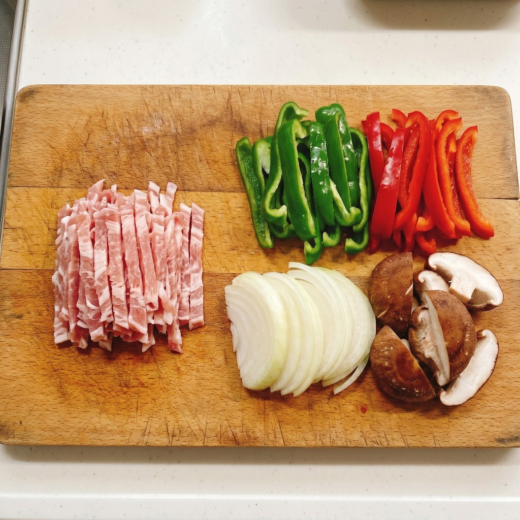 고추잡채 재료인 양파, 표고버섯, 청홍피망 채 썰기 및 버섯 손질 과정