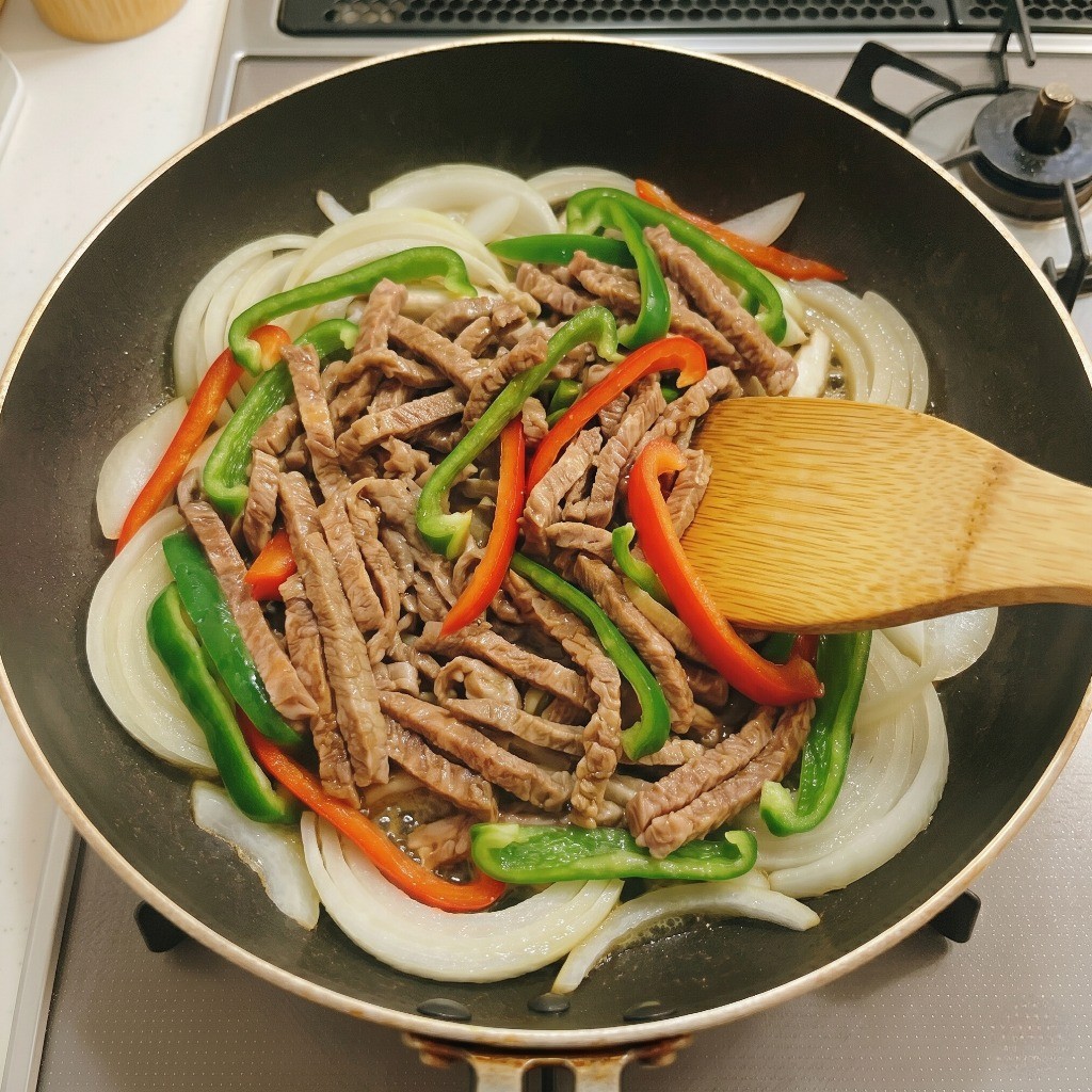 볶은 고기에 미리 손질해 둔 피망과 버섯을 모두 넣고 센 불에 볶아주는 과정