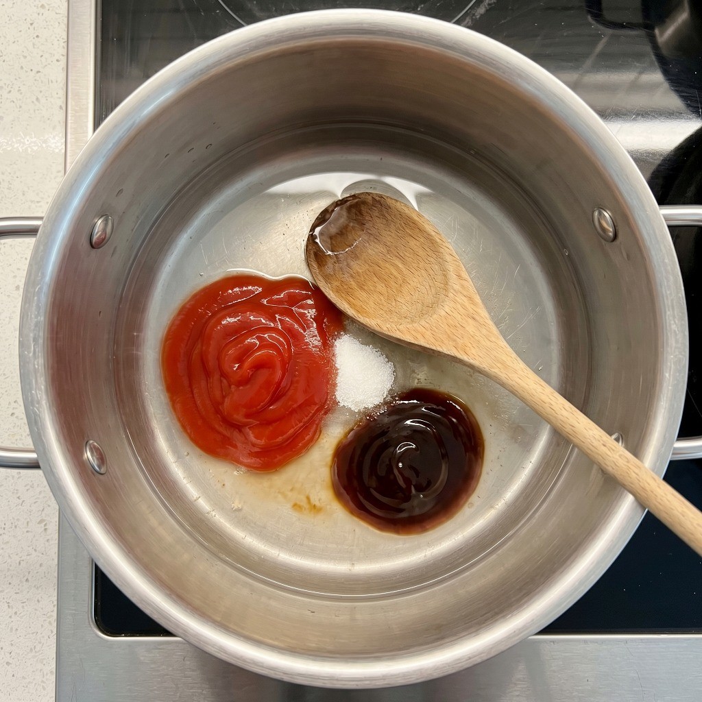 냄비에 설탕, 케첩, 식초, 굴소스를 섞어 칠리새우 비법 소스 만드는 법