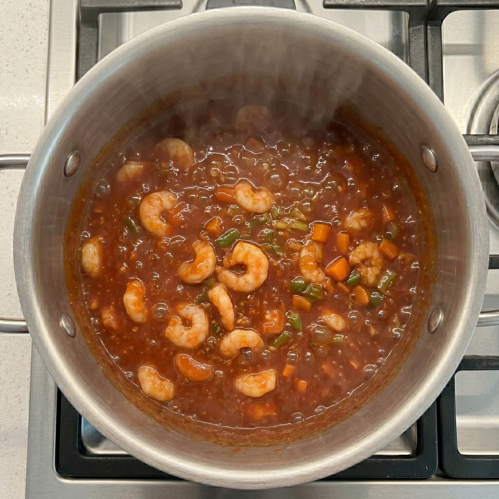 불에 올려 새우를 익히며 칠리소스가 걸쭉해지도록 계속 저어주는 조리 과정