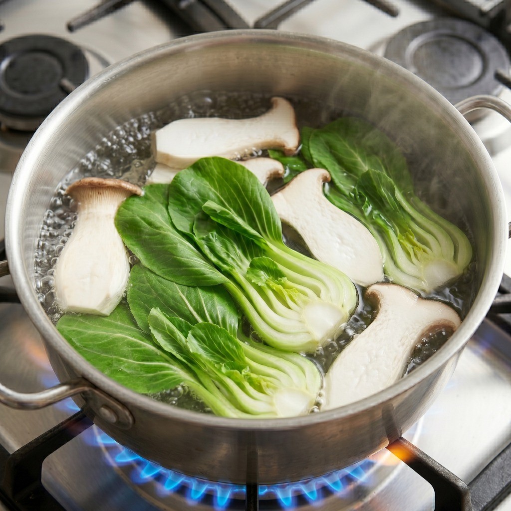새송이청경채볶음 만들기 2단계: 끓는 물에 손질한 새송이버섯과 청경채 살짝 데치기