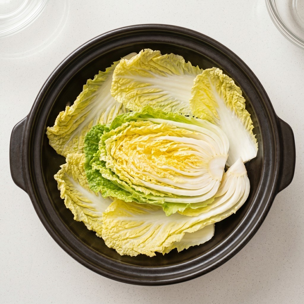 이연복 두부계란전골 레시피 2단계: 전골 냄비 바닥에 알배추 엎어서 깔기