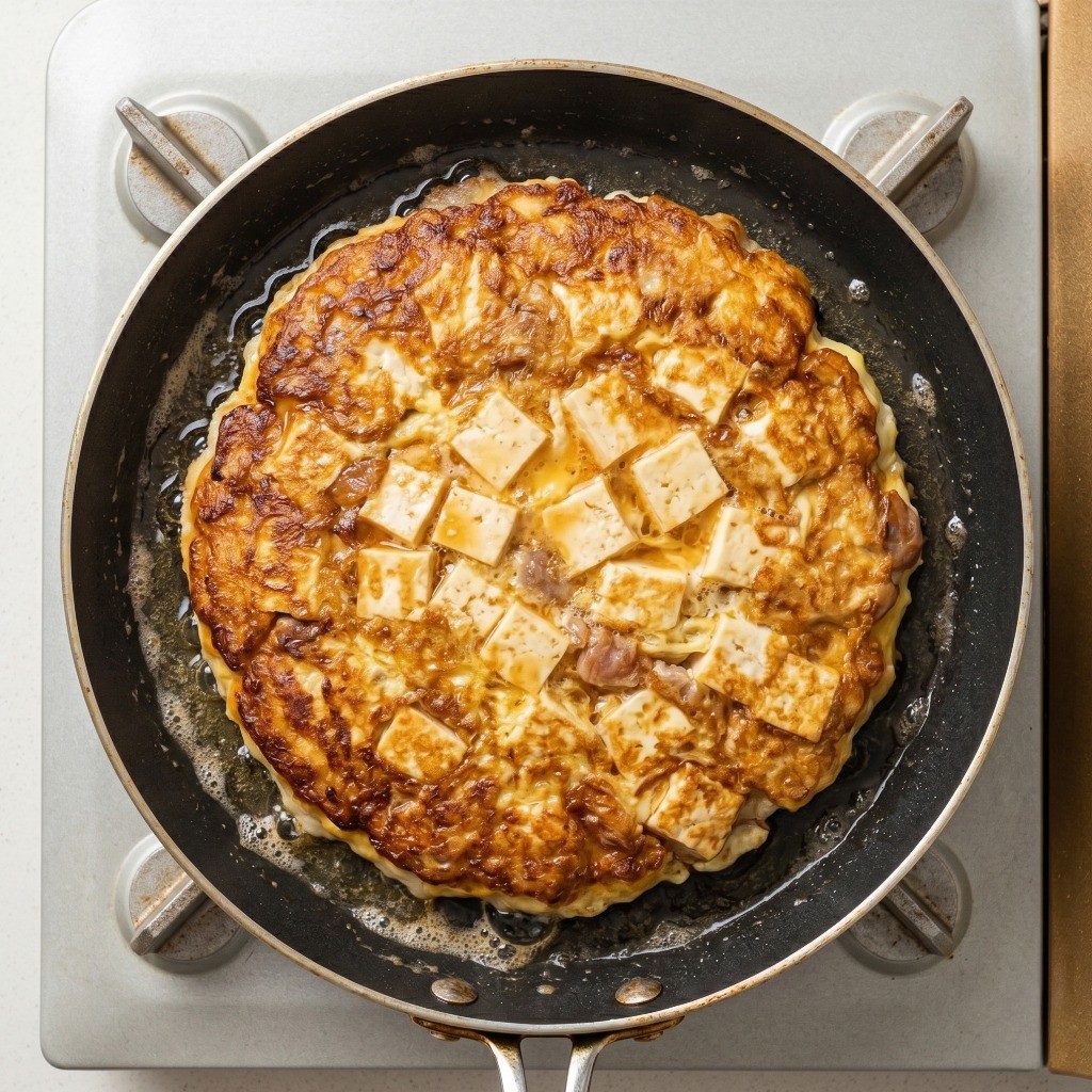 이연복 두부계란전골 레시피 4단계: 팬에 두부계란물을 노릇하고 바삭하게 부치기