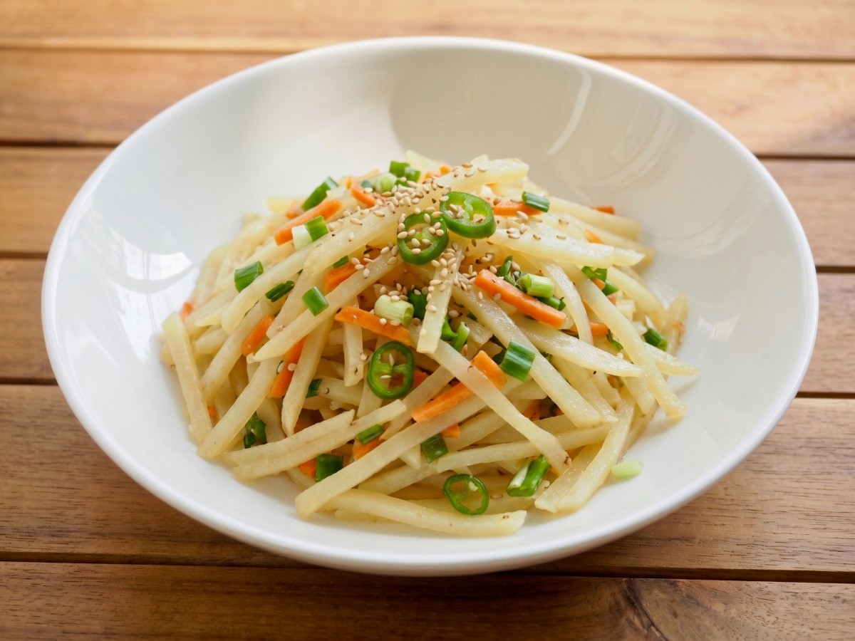 이연복 감자채무침 완성 - 볶지 않고 데쳐내어 아삭하고 매콤한 중식 감자 반찬