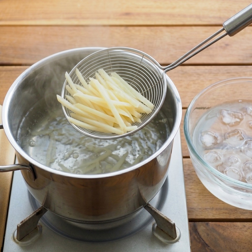 3단계: 감자채 데치기 - 끓는 물에 40초간 데친 후 찬물에 샤워시켜 잔열을 뺀 감자채