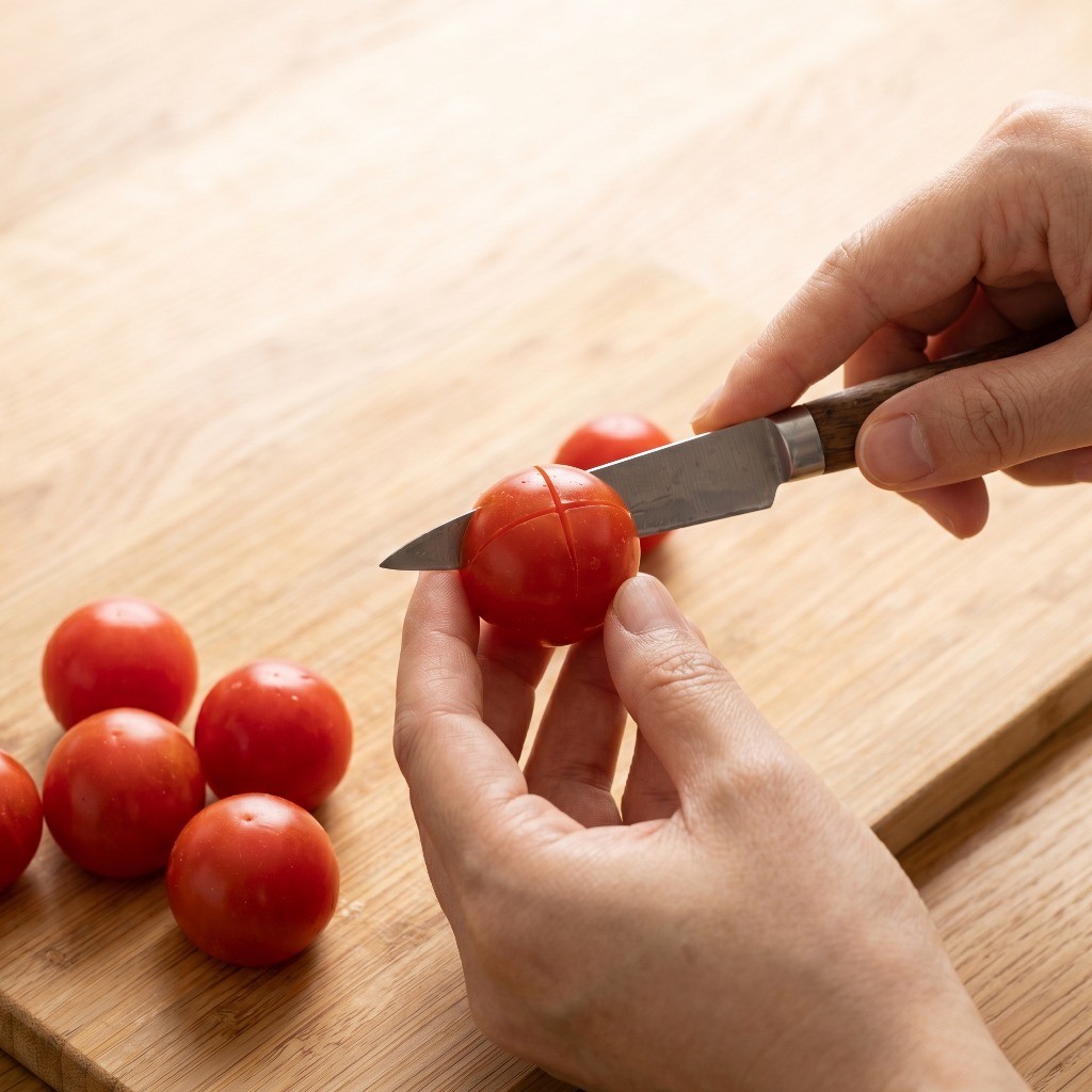 방울토마토 마리네이드 만들기: 토마토 윗부분에 십자 칼집 내는 손질 과정