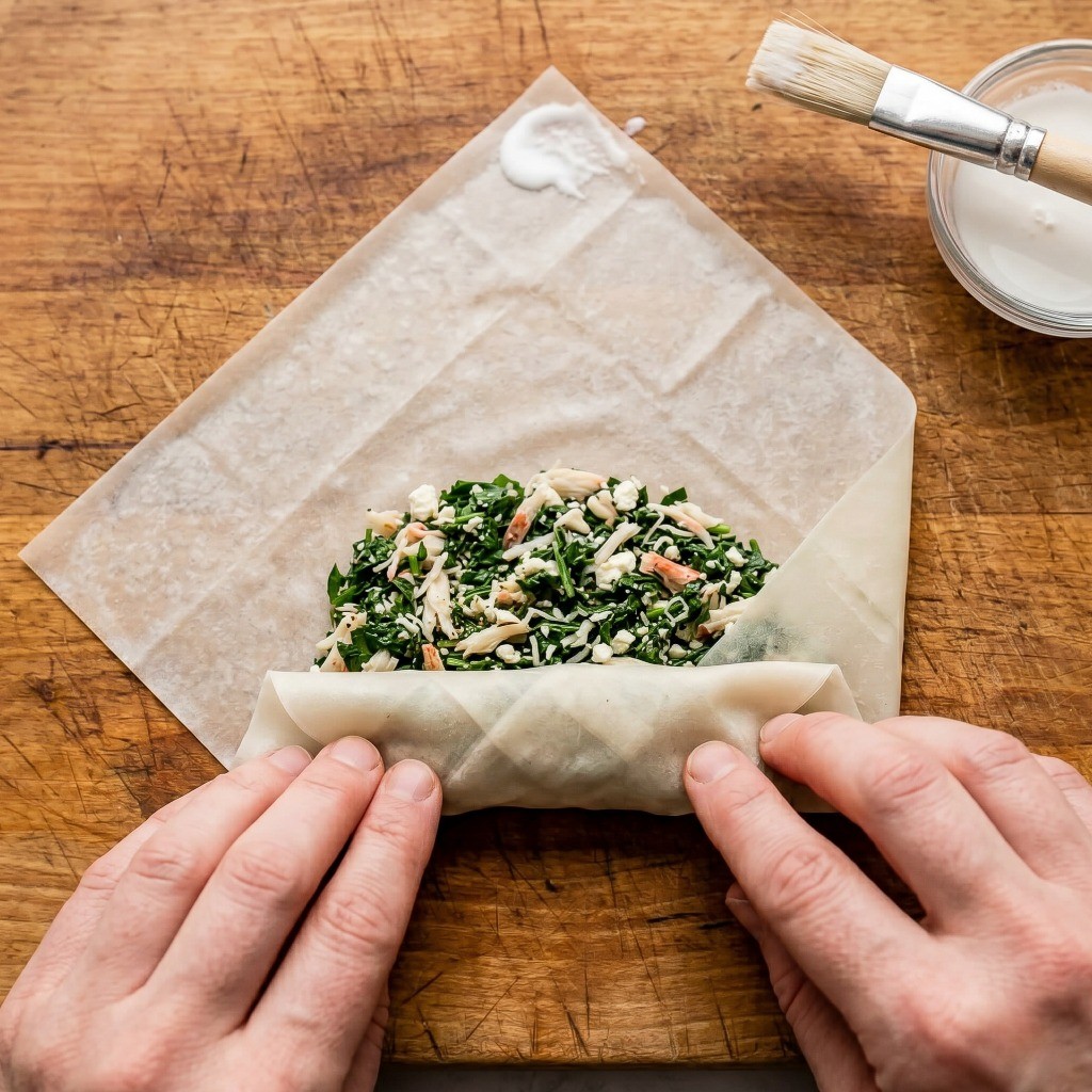 만찢남 춘권 만들기 - 춘권피에 속재료를 넣고 돌돌 말아 밀가루 풀로 고정하는 방법