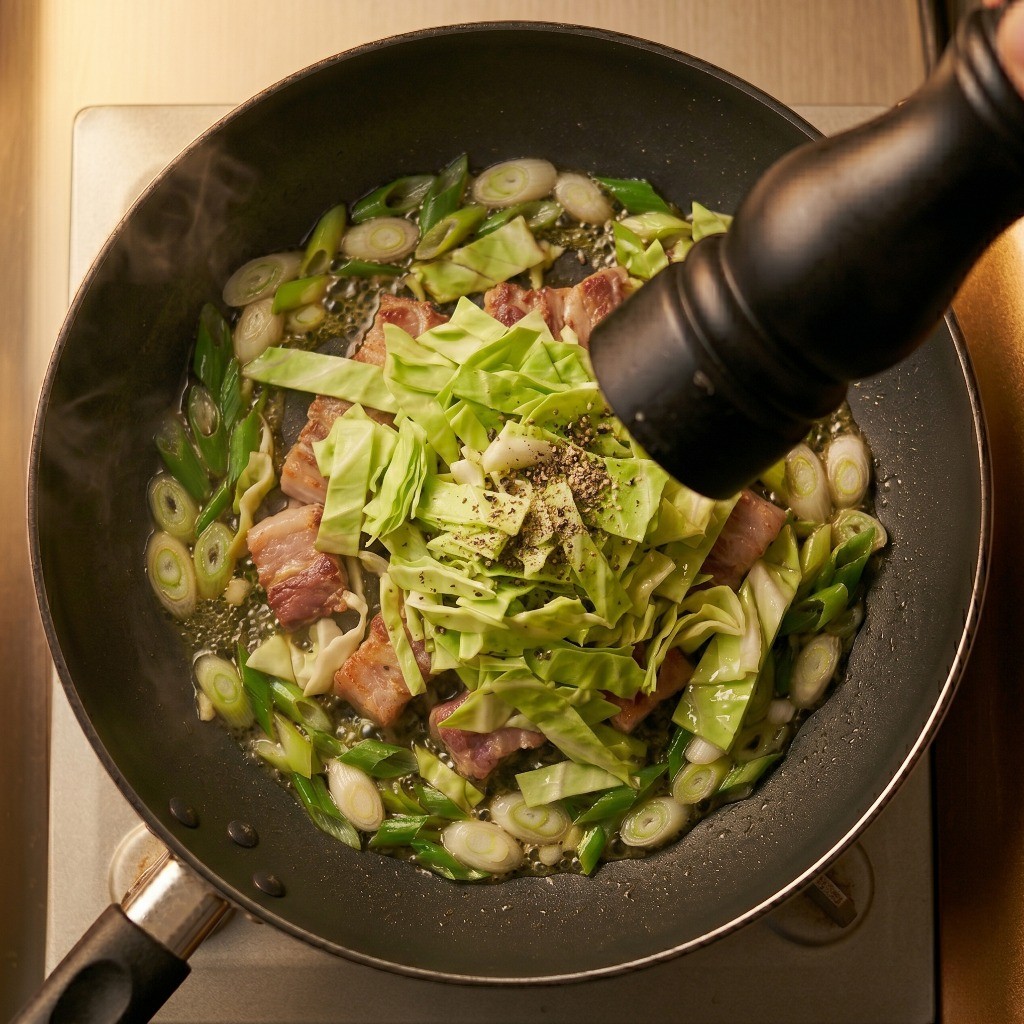 굴소스로 간을 맞추고 후추를 뿌려 완성하는 양배추 돼지고기 볶음