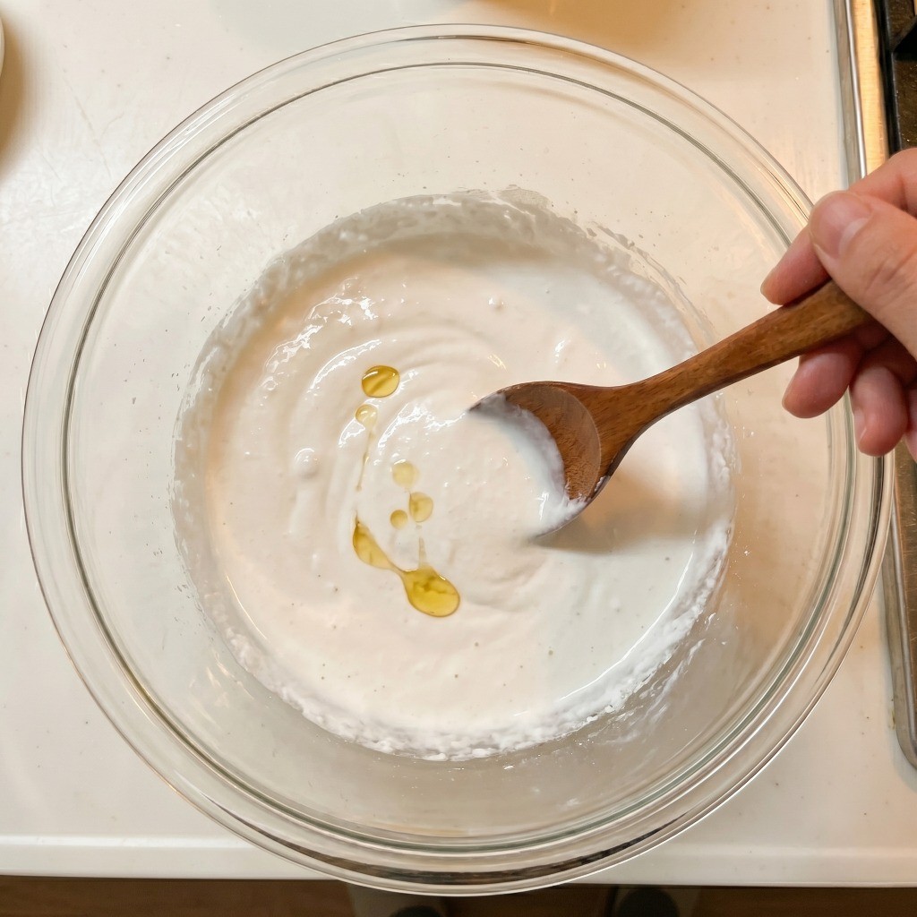 굳은 전분에 물과 식용유를 넣어 바삭한 꿔바로우 튀김옷 반죽을 만드는 과정
