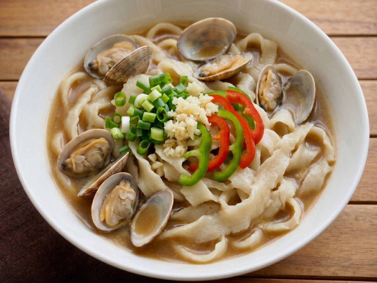 이연복 셰프의 제철 바지락 도삭면 완성 요리