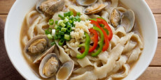 이연복 셰프의 제철 바지락 도삭면 완성 요리