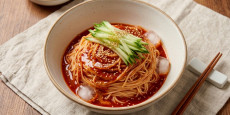 고소한 땅콩버터 풍미가 가득한 이연복 셰프의 특급 비빔국수 완성 모습