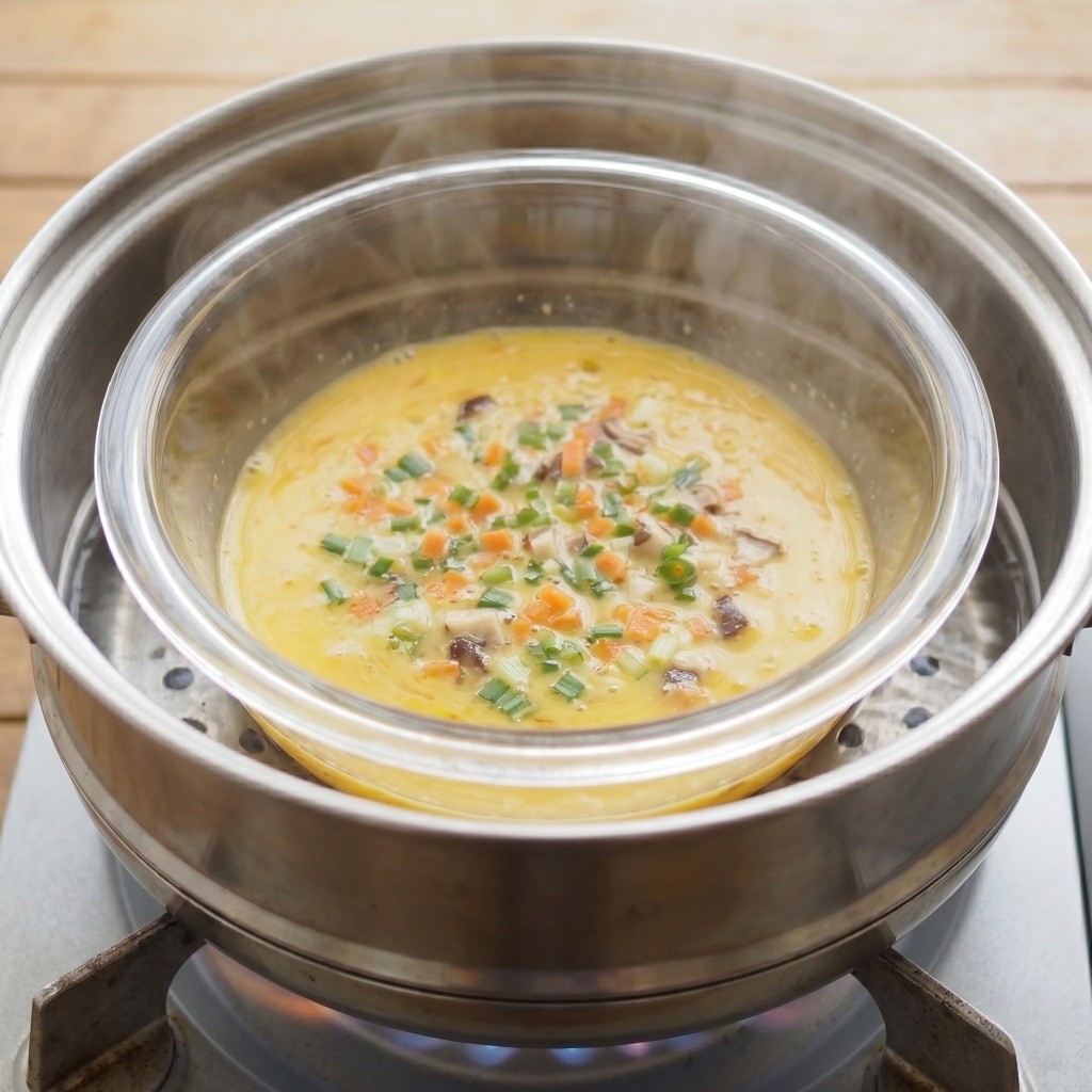 실패 없는 급식계란찜 4단계: 기름으로 코팅한 내열 용기에 붓고 약불에서 25분간 찌는 모습