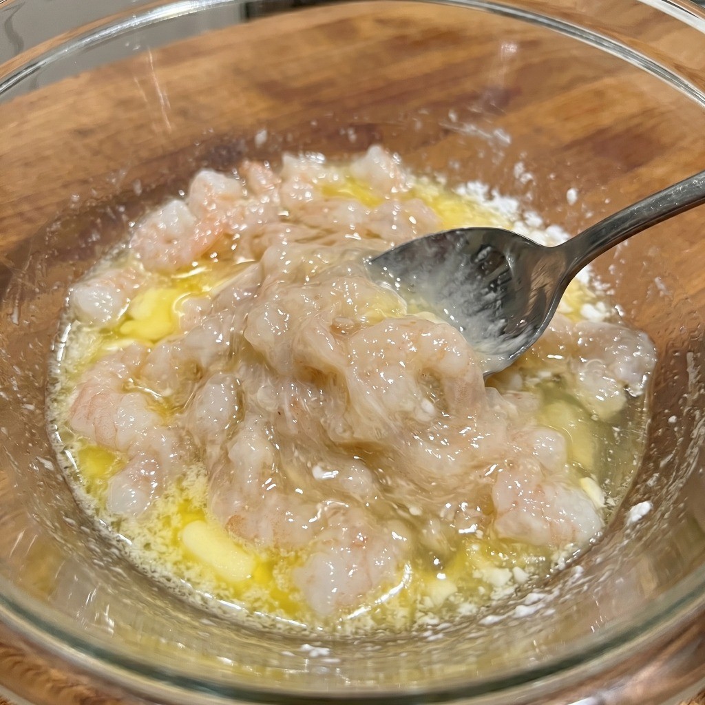 다진 새우에 버터, 치킨스톡, 미림을 넣고 찰지게 멘보샤 완자 반죽하는 과정