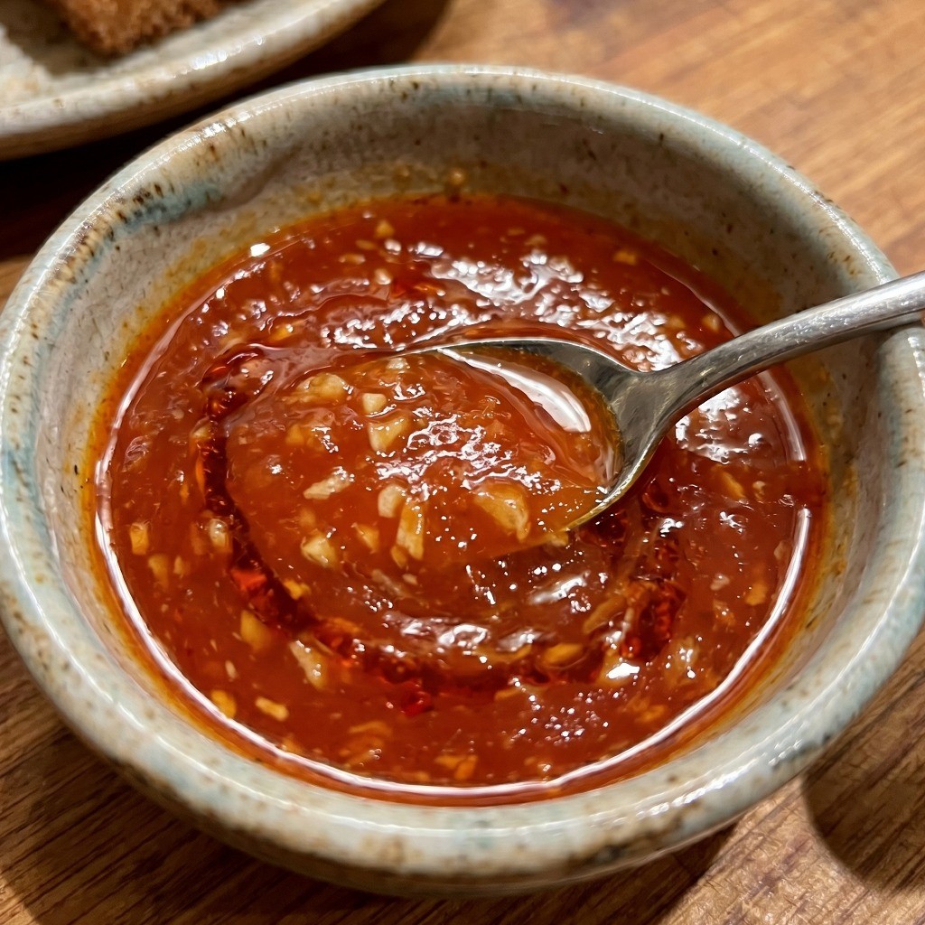 토마토케첩, 레몬즙, 두반장, 핫소스를 섞어 만드는 이연복 멘보샤 특제 디핑 소스 완성 모습
