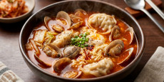 얼큰하고 시원한 짬뽕 국물 맛의 이연복 매운 바지락 만둣국 완성된 한 그릇