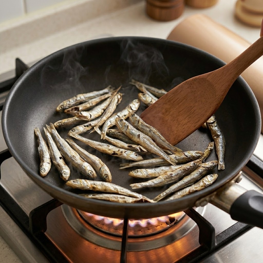 정일우 꽈리고추멸치조림 3단계: 마른 팬에 멸치 볶아 비린내 완벽 제거하기