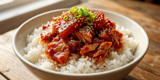따뜻한 흰 쌀밥 위에 듬뿍 올려진 편스토랑 이정현 수제 고추참치 완성 요리