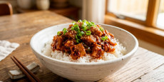따뜻한 흰 쌀밥 위에 듬뿍 올려진 매콤하고 감칠맛 나는 편스토랑 이정현 라조참치 덮밥 완성 사진