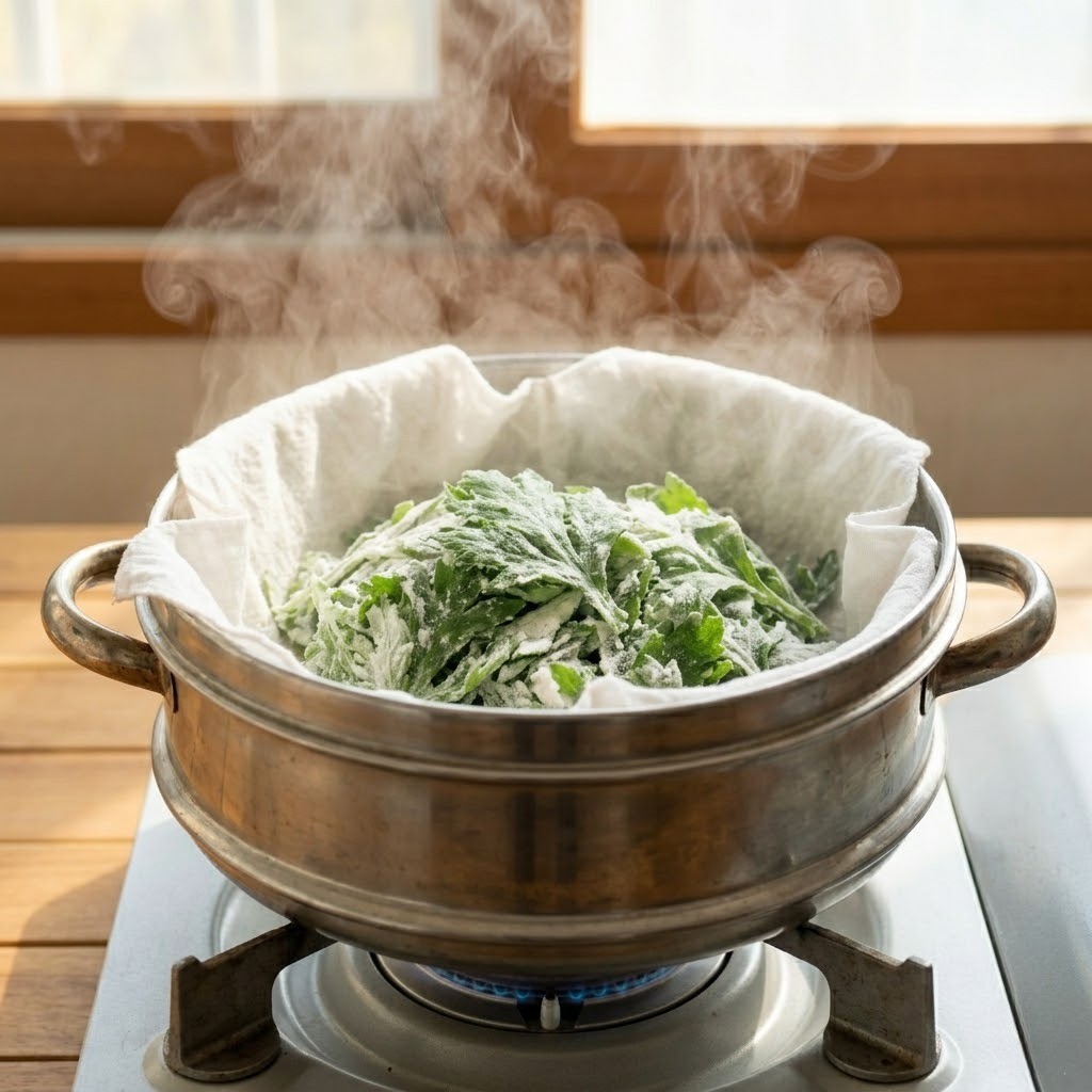 면포를 깐 찜기에 쑥 반죽을 올리고 중불에서 20분간 쪄내는 쑥버무리 조리 모습