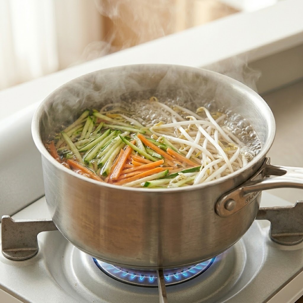 야채 냉국수 고명용 숙주, 애호박, 당근 끓는 물에 살짝 데치기