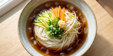 백종원 야채 냉국수 완성 모습 - 살얼음 간장 육수와 아삭한 채소 고명이 올라간 시원한 소면 요리