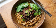 먹음직스럽게 완성된 편스토랑 한지혜 간장소고기 비빔국수 플레이팅