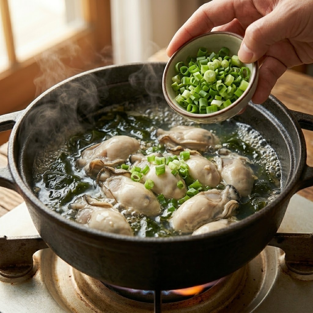 송송 썬 쪽파를 올려 마무리한 먹음직스러운 물김국 한 그릇