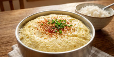 따뜻한 밥 위에 올려진 편스토랑 한지혜 밥솥 달걀찜 완성 사진