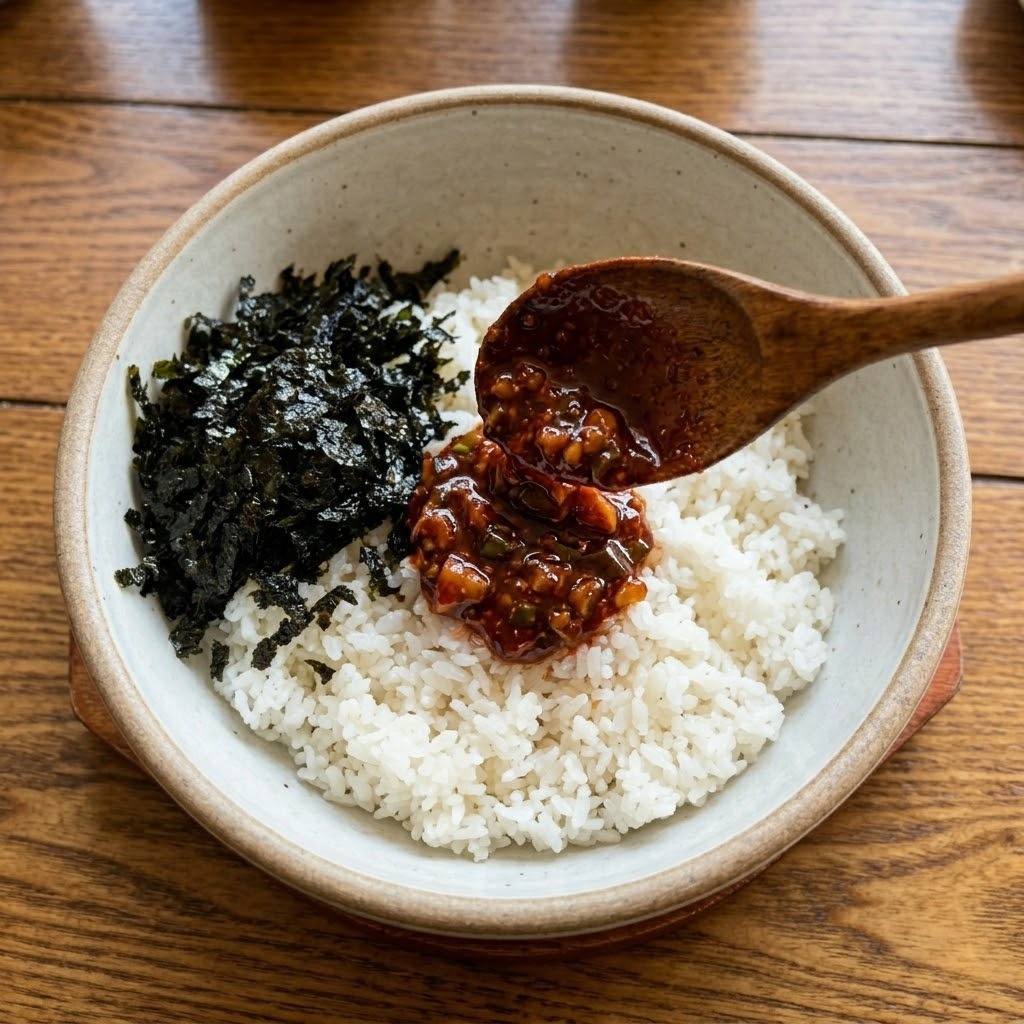 따뜻한 밥 위에 완성된 라유장과 김자반을 올려 완성한 편스토랑 김자반비빔밥