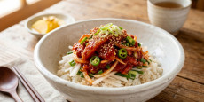 편스토랑 홍진영 홍어무침 비빔밥 완성 사진, 매콤새콤한 양념과 아삭한 채소가 어우러진 먹음직스러운 한 그릇 요리