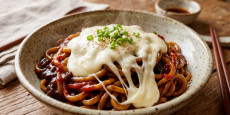 편스토랑 함연지 마짜면 완성, 매콤한 마라샹궈와 달콤한 짜장면이 섞인 면 위에 쫀득한 알리고 치즈 감자가 올라간 이색 퓨전 요리