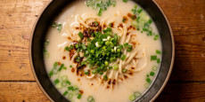 편스토랑 류수영 두유사골곰탕 완성 모습 - 진한 돼지등뼈 육수와 수타면