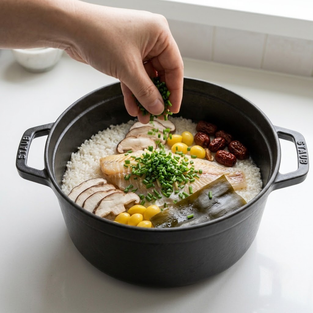 완성된 따뜻한 도미솥밥 위에 송송 썬 쪽파를 뿌려 완성하는 장면, 편스토랑 명세빈 레시피